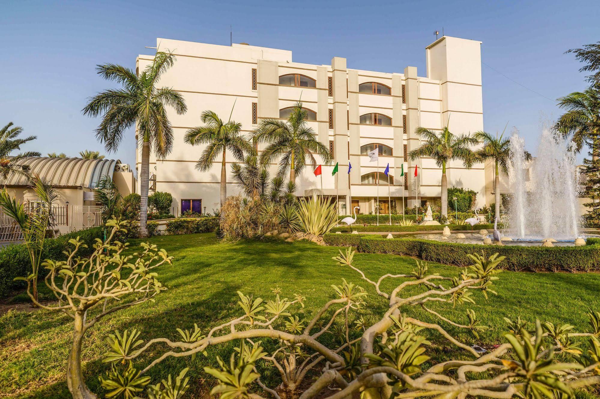 Quality Inn Palms Gāndhīdhām Zewnętrze zdjęcie