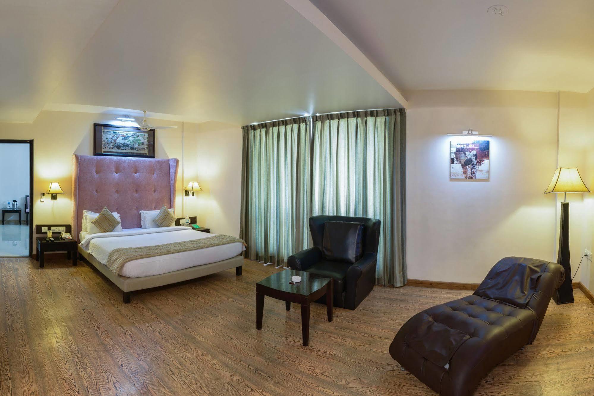 Quality Inn Palms Gāndhīdhām Zewnętrze zdjęcie