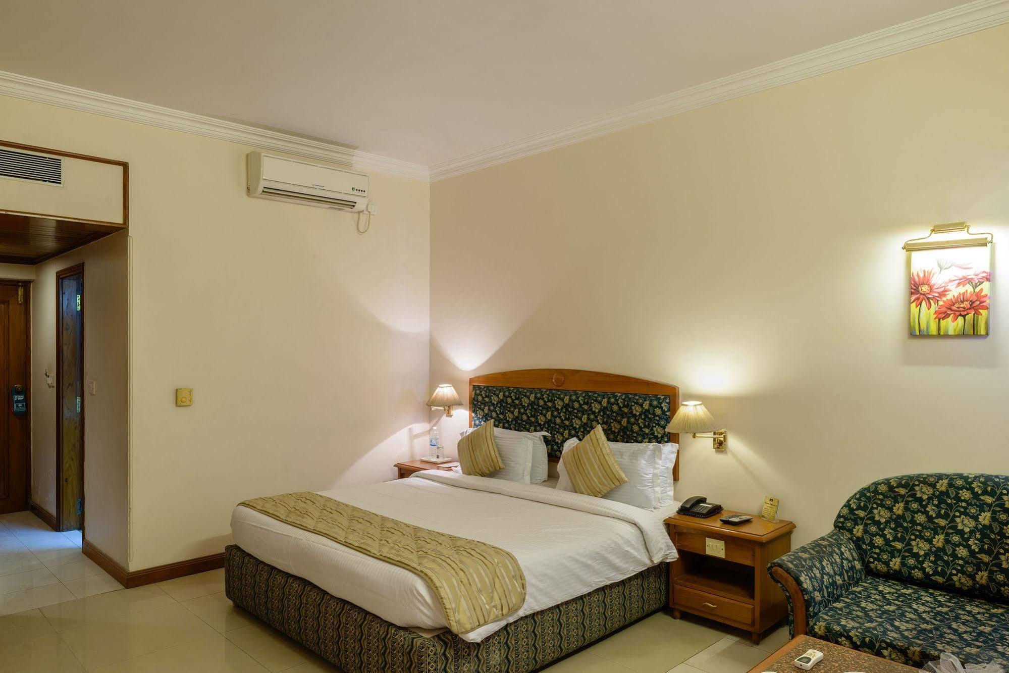 Quality Inn Palms Gāndhīdhām Zewnętrze zdjęcie