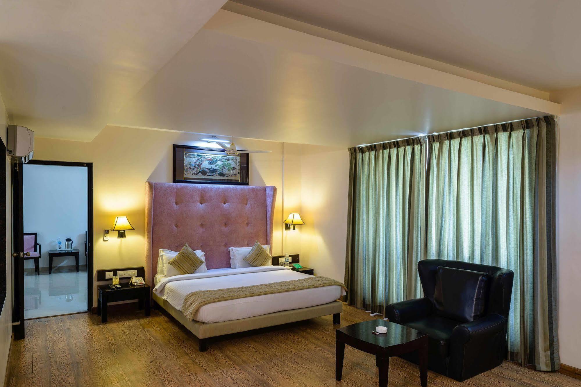 Quality Inn Palms Gāndhīdhām Zewnętrze zdjęcie