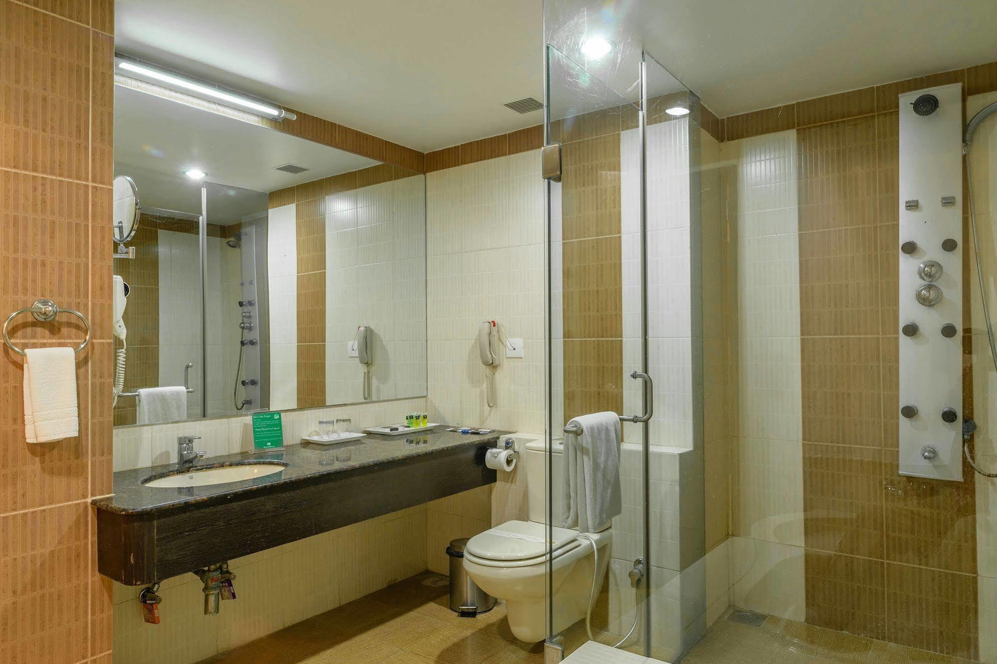 Quality Inn Palms Gāndhīdhām Zewnętrze zdjęcie